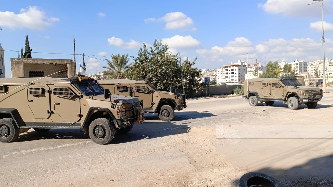 قوات الاحتلال الإسرائيلي خلال اقتحامها مخيم طولكرم (تصوير: وفا عواد/وفا)